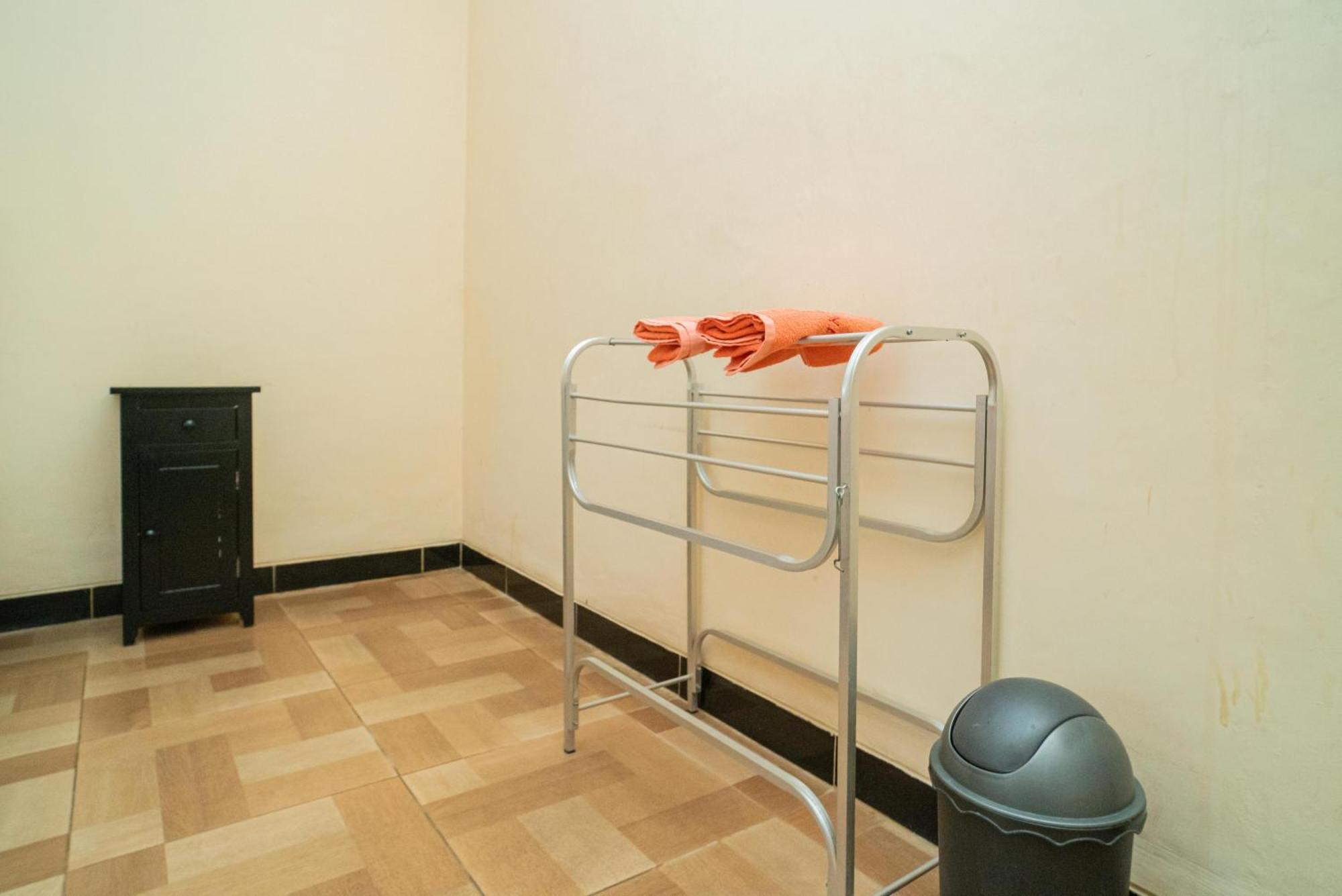 Reddoorz @ Panglima Sudirman Madiun Ξενοδοχείο Δωμάτιο φωτογραφία